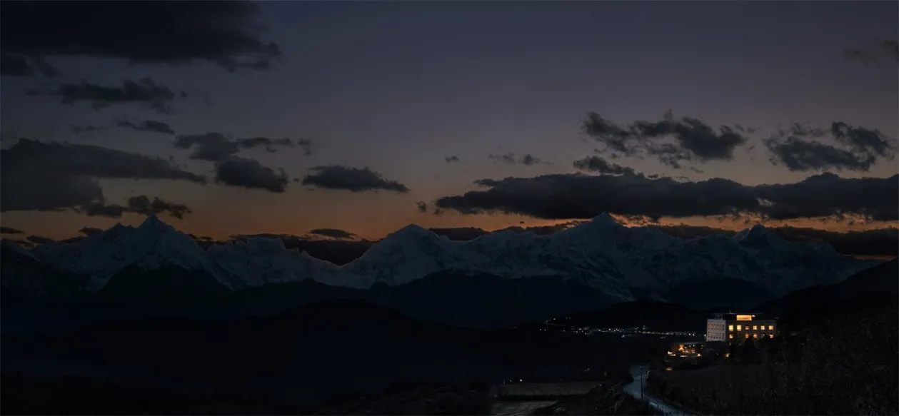 既下山·梅里酒店